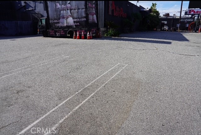1109 South Santa Fe Avenue Los Angeles, CA 90021 - Photo 5 of 6 a view of street with house