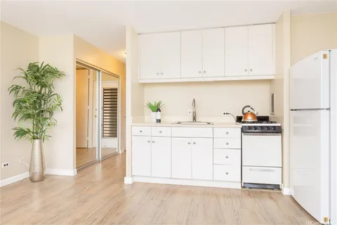 $222,000 | 1550 Wilder Avenue, Unit A301, Honolulu, HI 96822