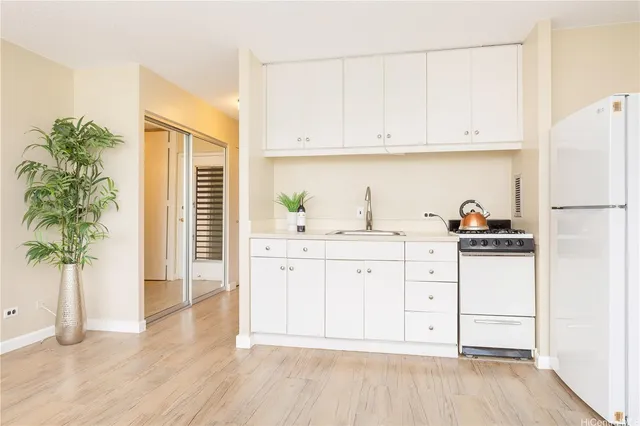 $222,000 | 1550 Wilder Avenue, Unit A301, Honolulu, HI 96822