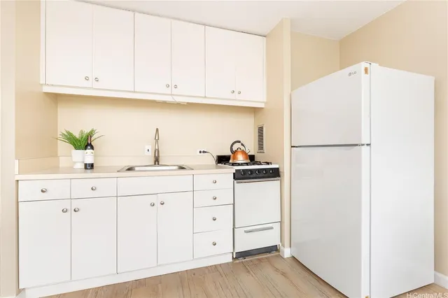 $222,000 | 1550 Wilder Avenue, Unit A301, Honolulu, HI 96822