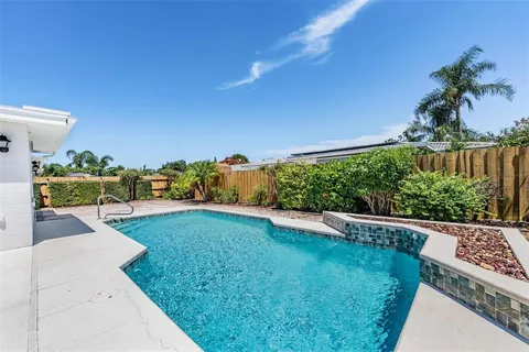 a view of a backyard