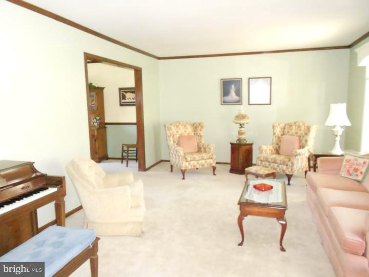 2901 Clyston Road Norristown, PA 19403 - Photo 3 of 18 Living Room
