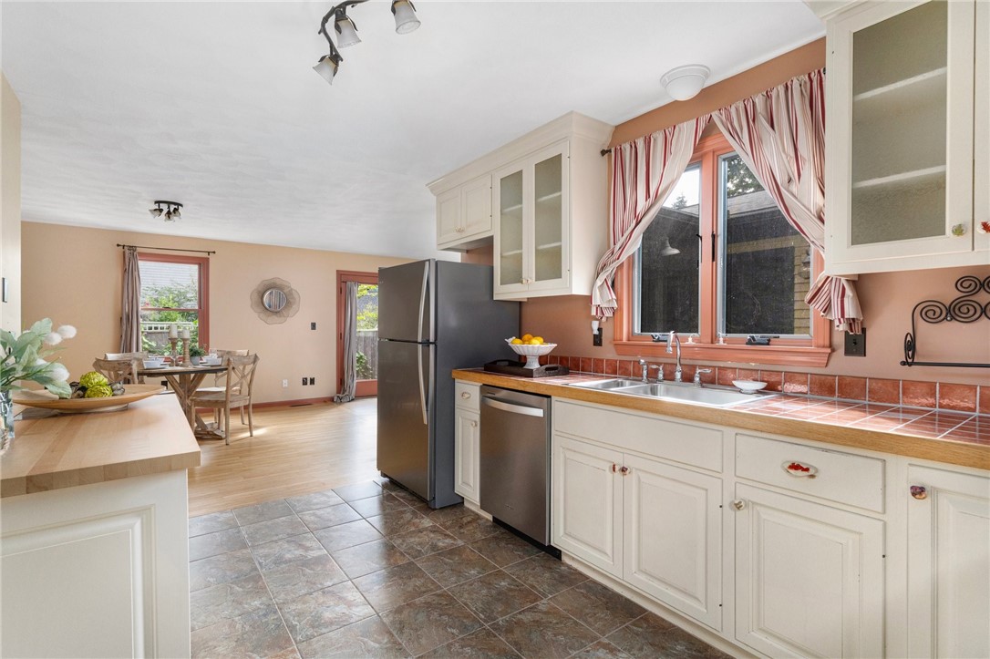 52 South Fair Street Warwick, RI 02888 - Photo 13 of 45