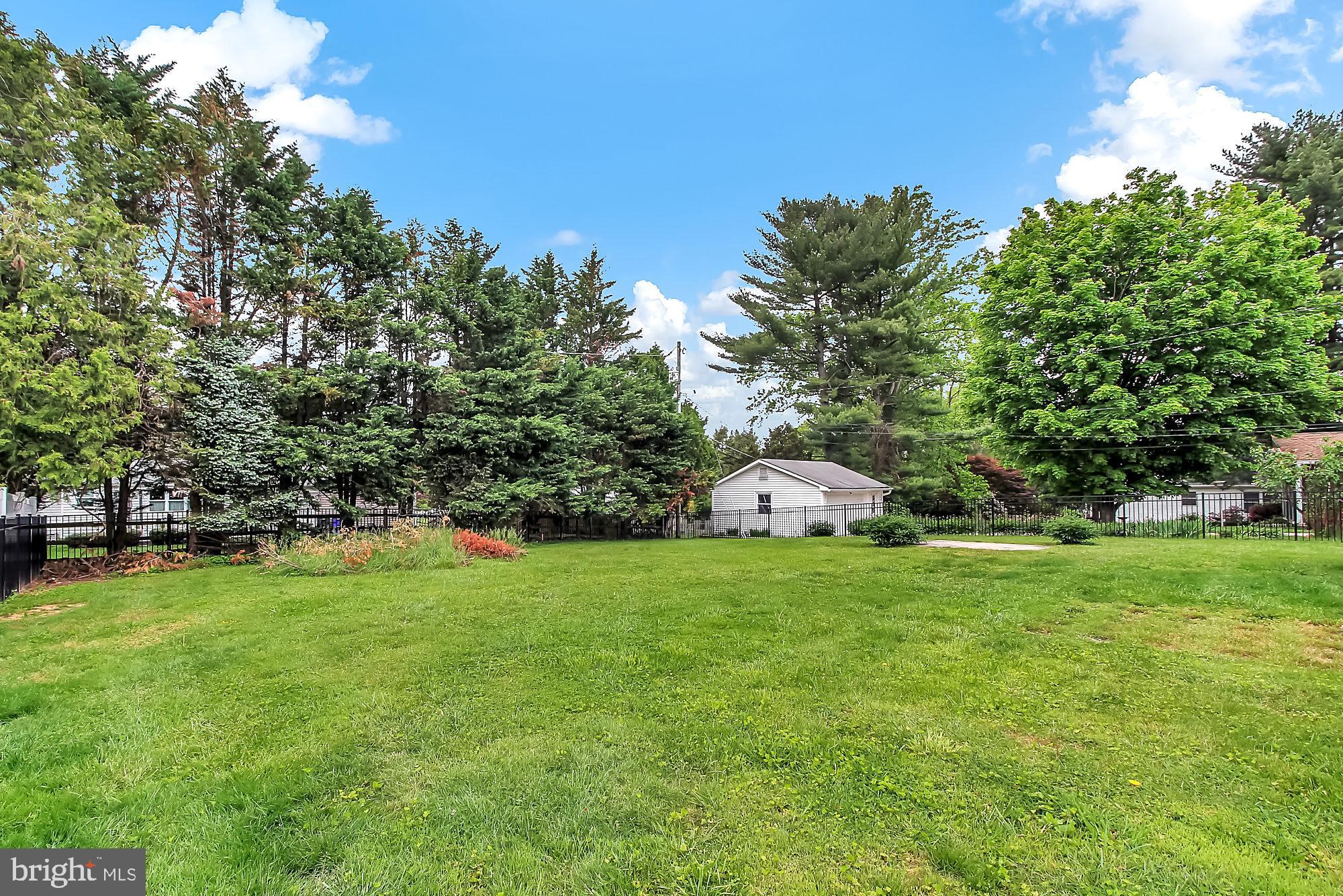A LARGE level lot in Bel Air!!!