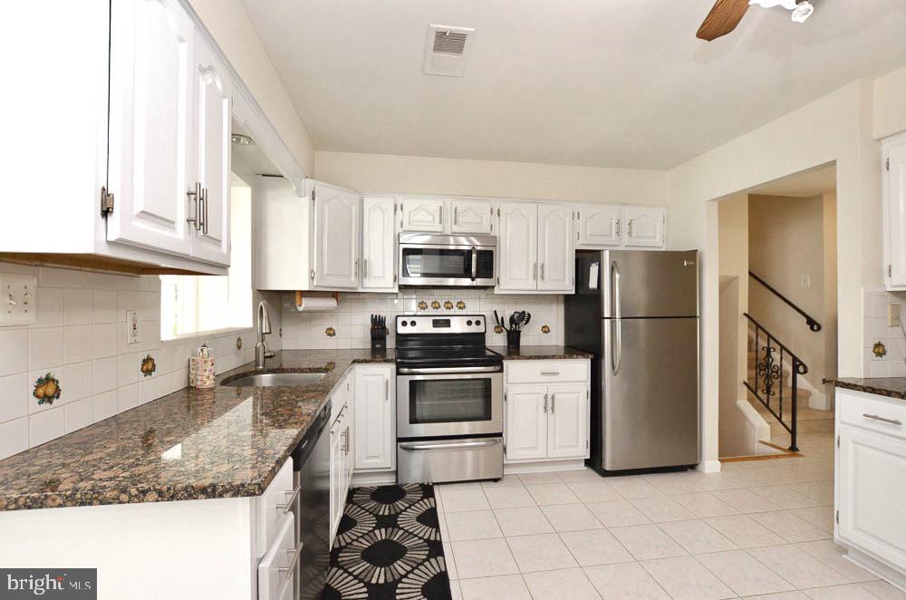1305 East Jefferson Road Sterling, VA 20164 - Photo 10 of 34 Updated granite counters and tile back splash