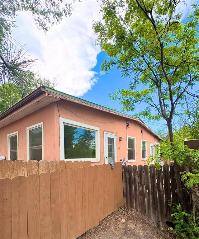 a view of a house with a backyard