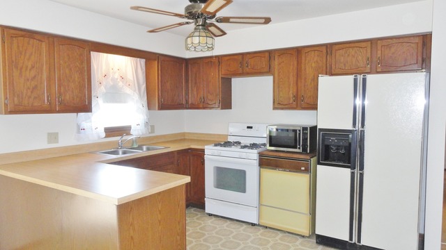 11 Prairie Drive Addison, IL 60101 - Photo 10 of 20 a kitchen with a refrigerator a stove a sink and a window