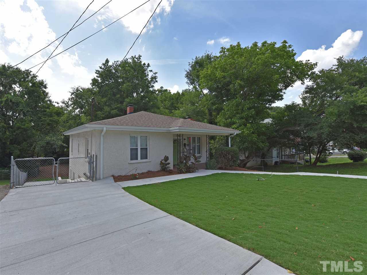 726 South State Street Raleigh, NC 27601 - Photo 3 of 25 a front view of a house with garden