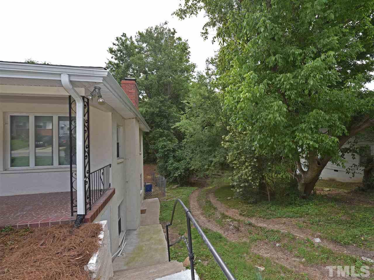 726 South State Street Raleigh, NC 27601 - Photo 23 of 25 a backyard of a house with lots of green space