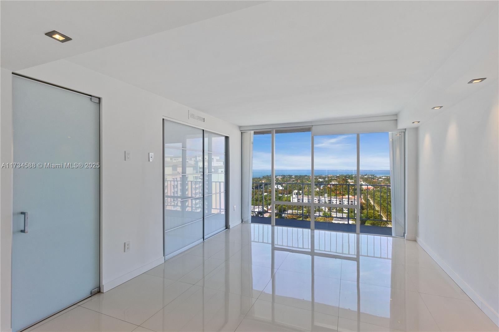 881 Ocean Drive, Unit 18F Key Biscayne, FL 33149 - Photo 9 of 12 a view of a interior of the house
