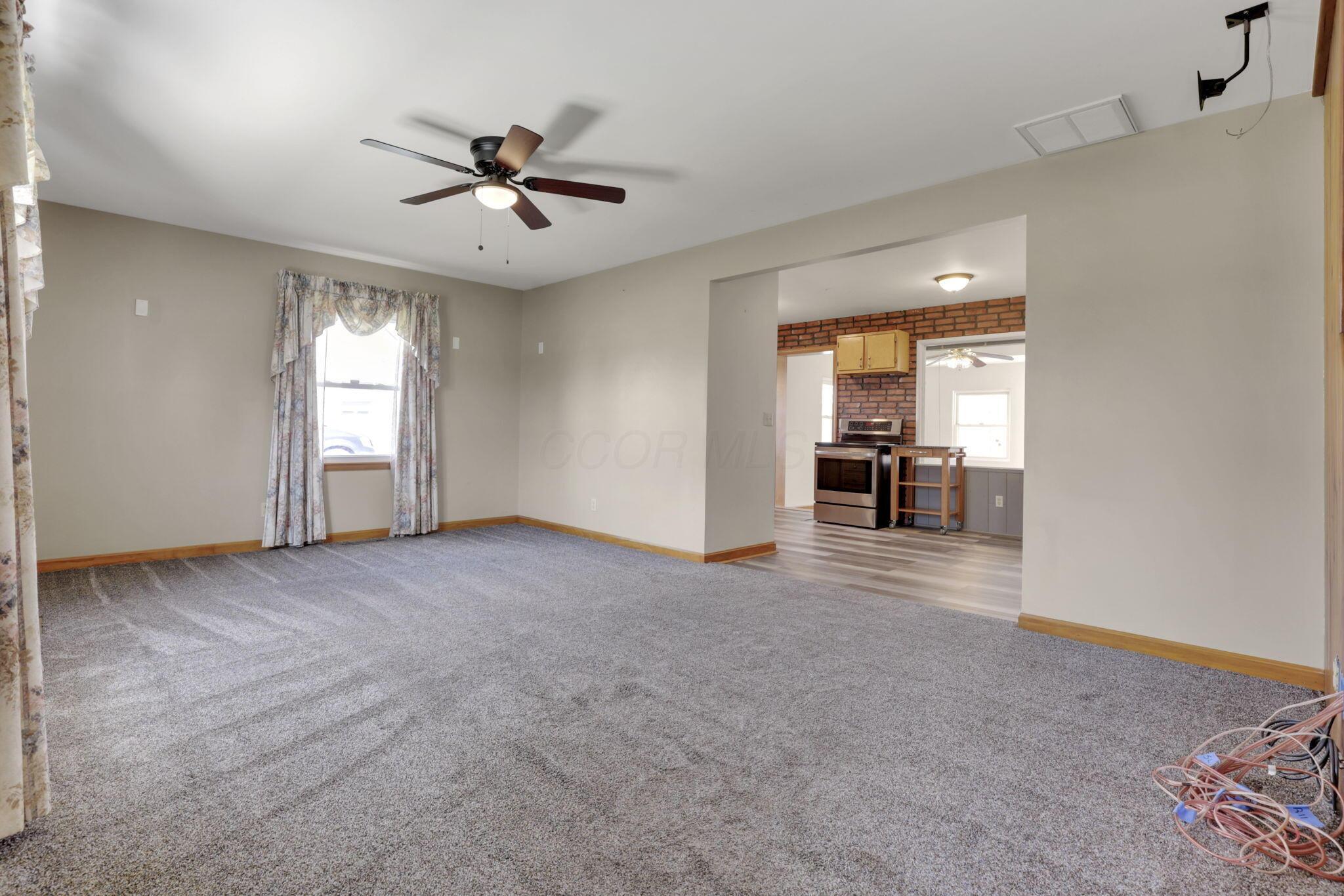 410 Sturbridge Road Columbus, OH 43228 - Photo 3 of 32 Living Room