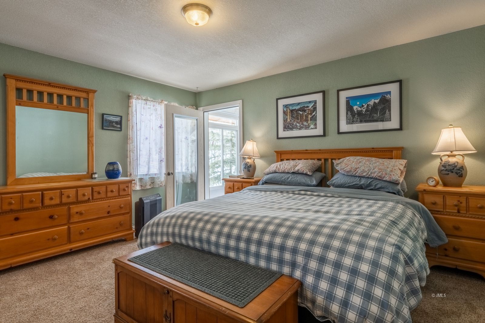 215 Alpine Drive Bishop, CA 93514 - Photo 20 of 33 a bedroom with a bed and a dresser