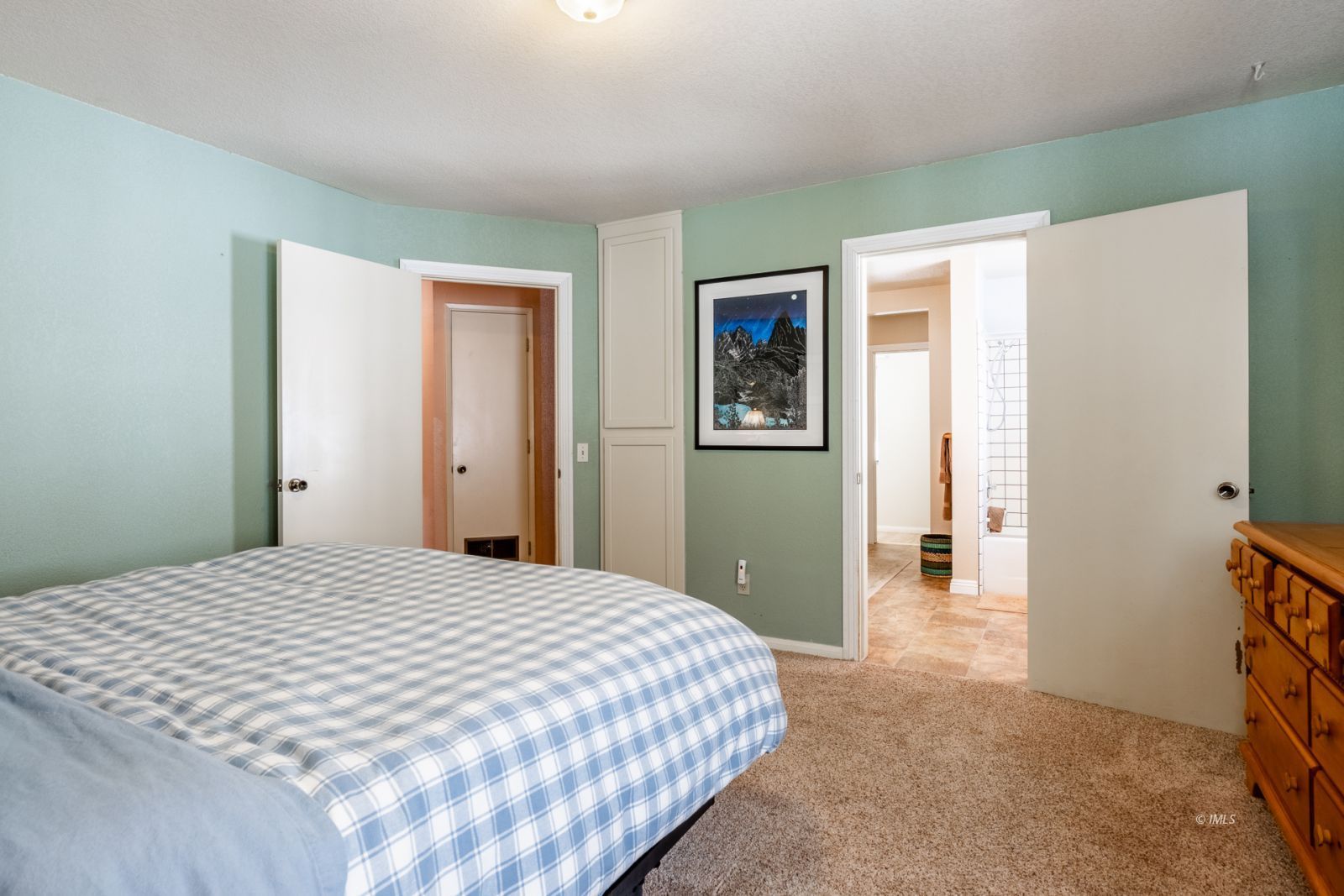 215 Alpine Drive Bishop, CA 93514 - Photo 21 of 33 a bedroom with a bed and a window