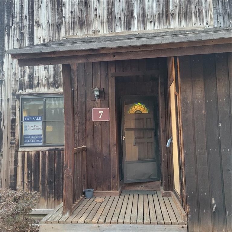 a view of entryway front of a house
