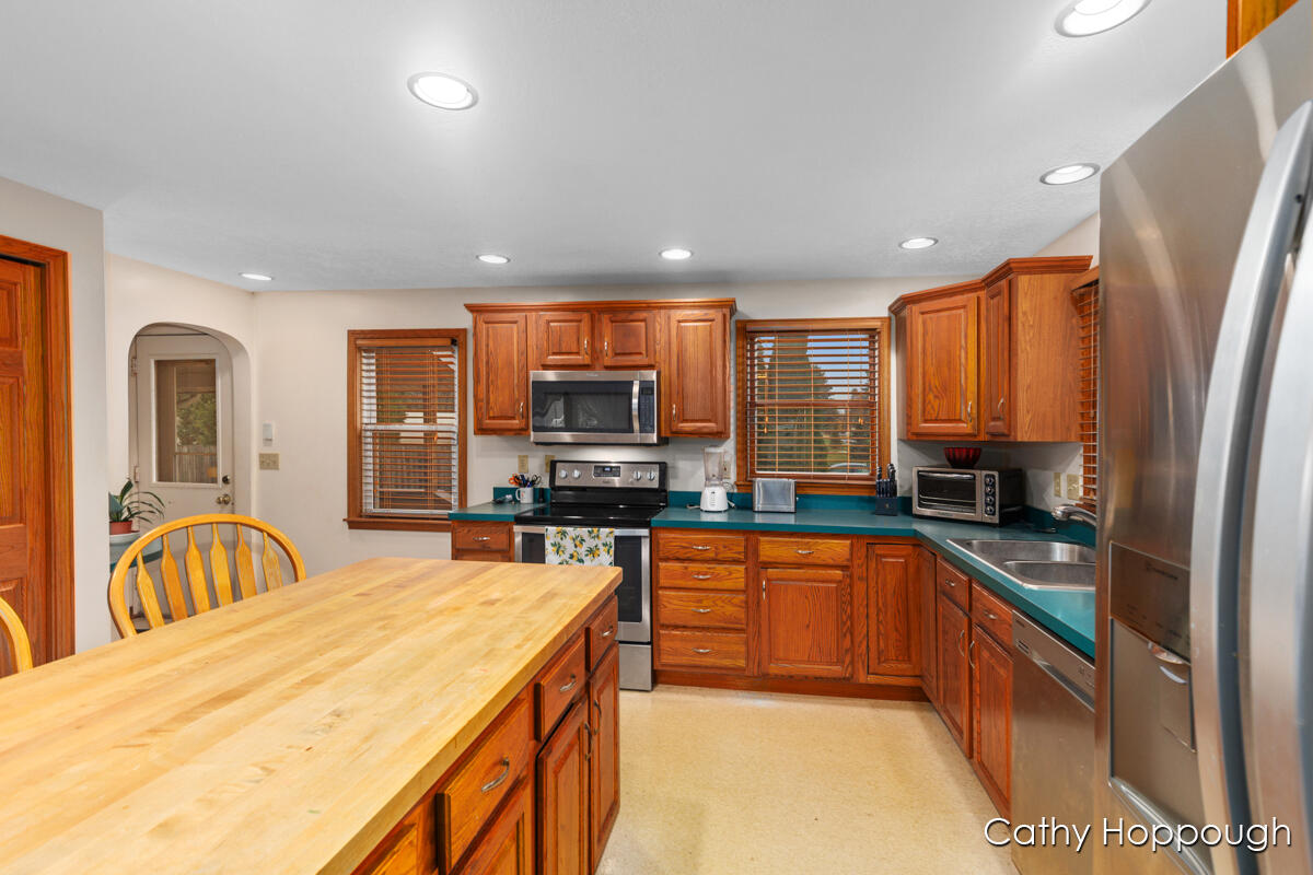 610 Clement Road Lansing, MI 48917 - Photo 5 of 27 IMG_1004