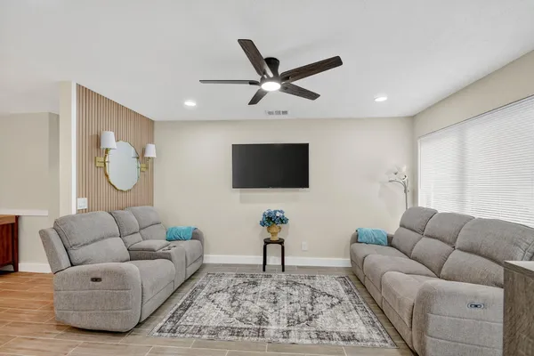 $4,000 | 5008 Parker Avenue, West Palm Beach, FL 33405