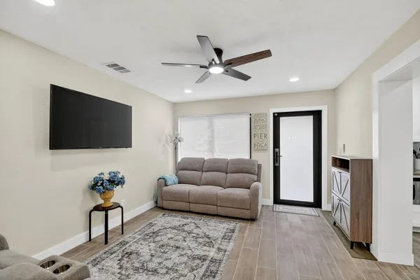 $4,000 | 5008 Parker Avenue, West Palm Beach, FL 33405