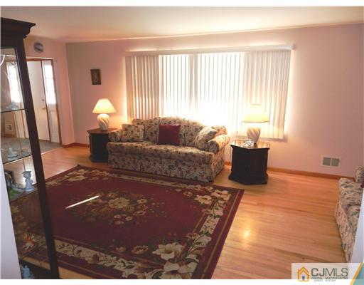 30 Maiden Way Colonia, NJ 07067 - Photo 4 of 20 Gallery Image 4