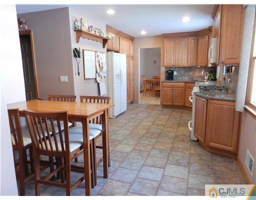 30 Maiden Way Colonia, NJ 07067 - Photo 5 of 20 Gallery Image 5