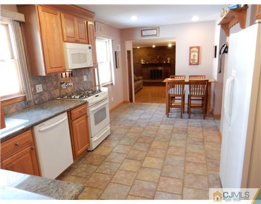 30 Maiden Way Colonia, NJ 07067 - Photo 8 of 20 Gallery Image 8