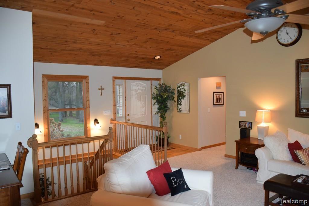 7215 Faussett Road Fenton, MI 48430 - Photo 16 of 46 16 foyer close.jpg