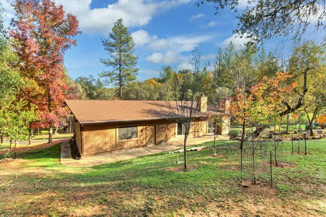 a view of a house with a backyard