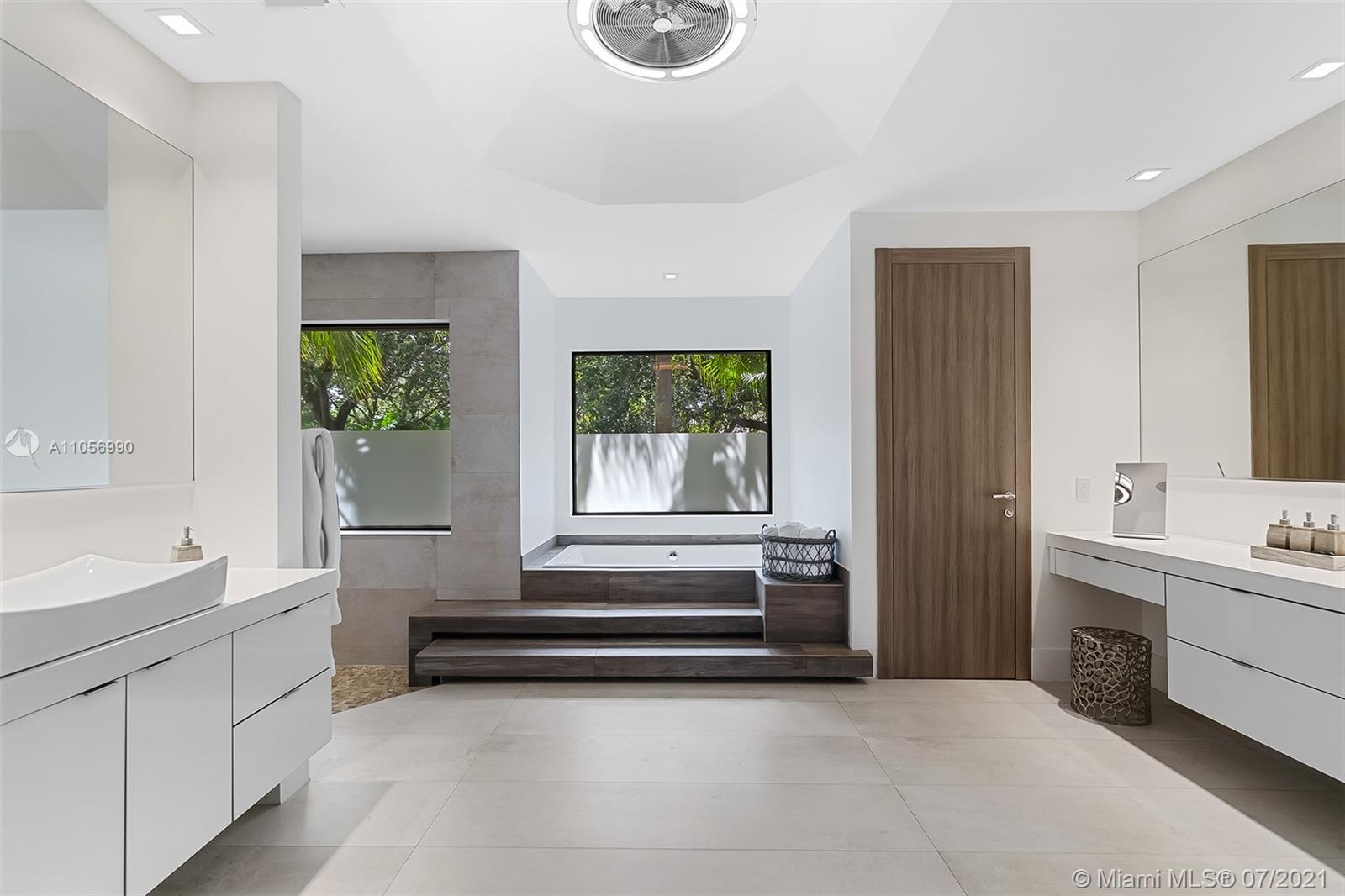 2850 Windmill Ranch Road Weston, FL 33331 - Photo 23 of 50 a bathroom with a bathtub a sink and a window