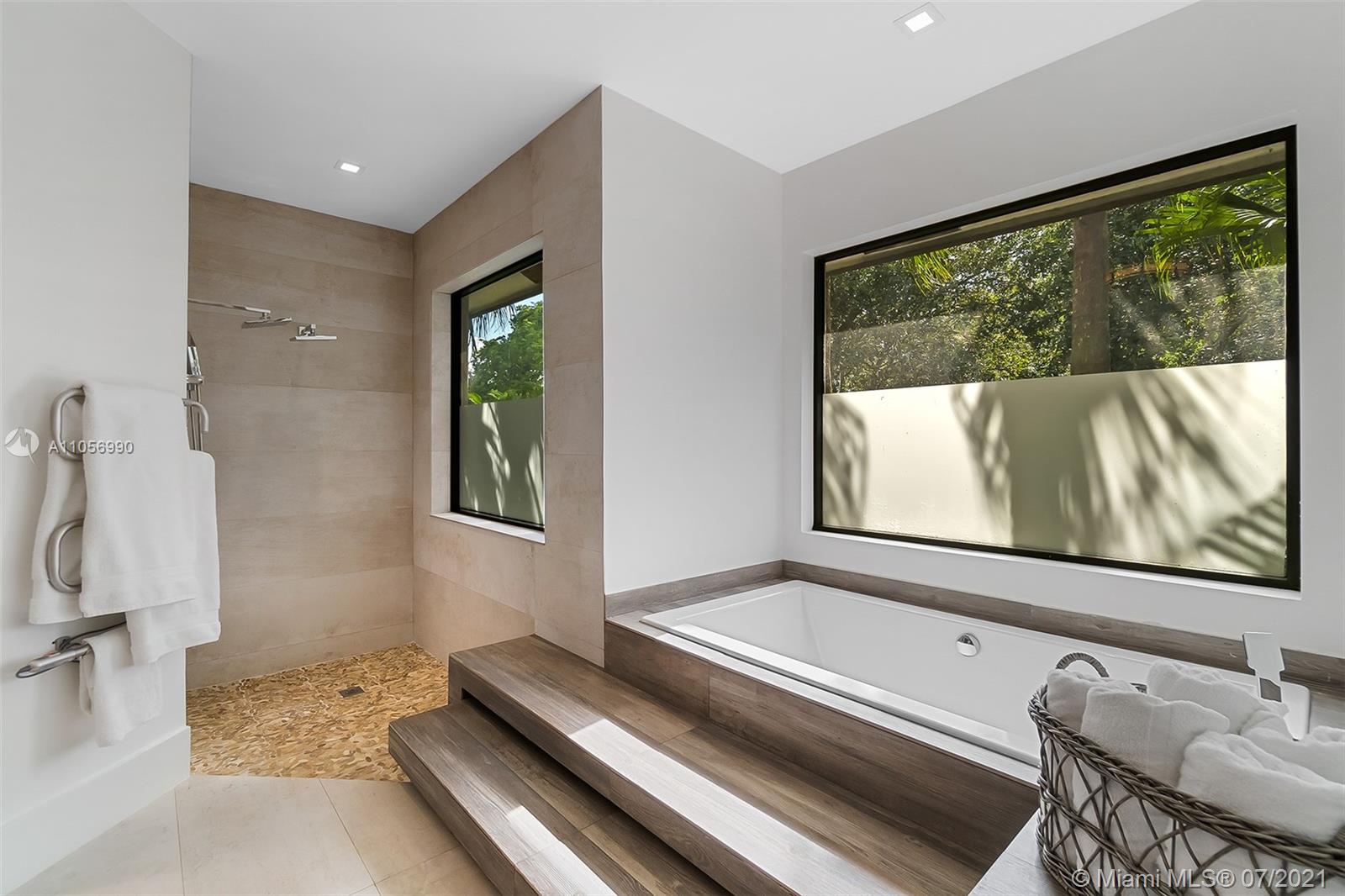 2850 Windmill Ranch Road Weston, FL 33331 - Photo 26 of 50 a bathroom with a bathtub and next to a window