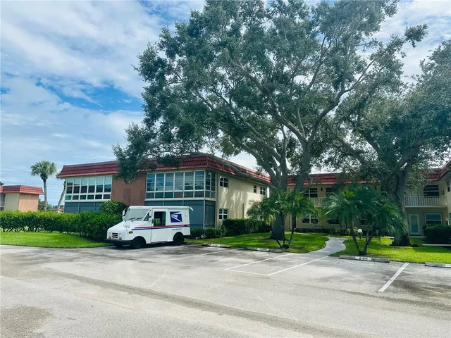 $1,600 | 8 Vista Palm Lane, Unit 202, Vero Beach, FL 32962