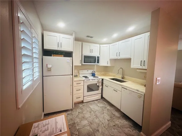 $1,600 | 8 Vista Palm Lane, Unit 202, Vero Beach, FL 32962