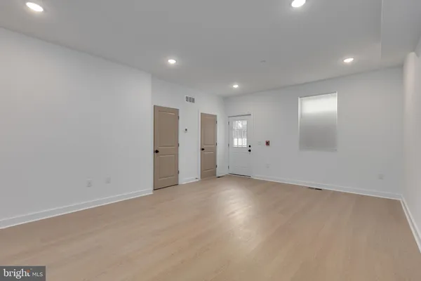 an empty room with window and pillar in it