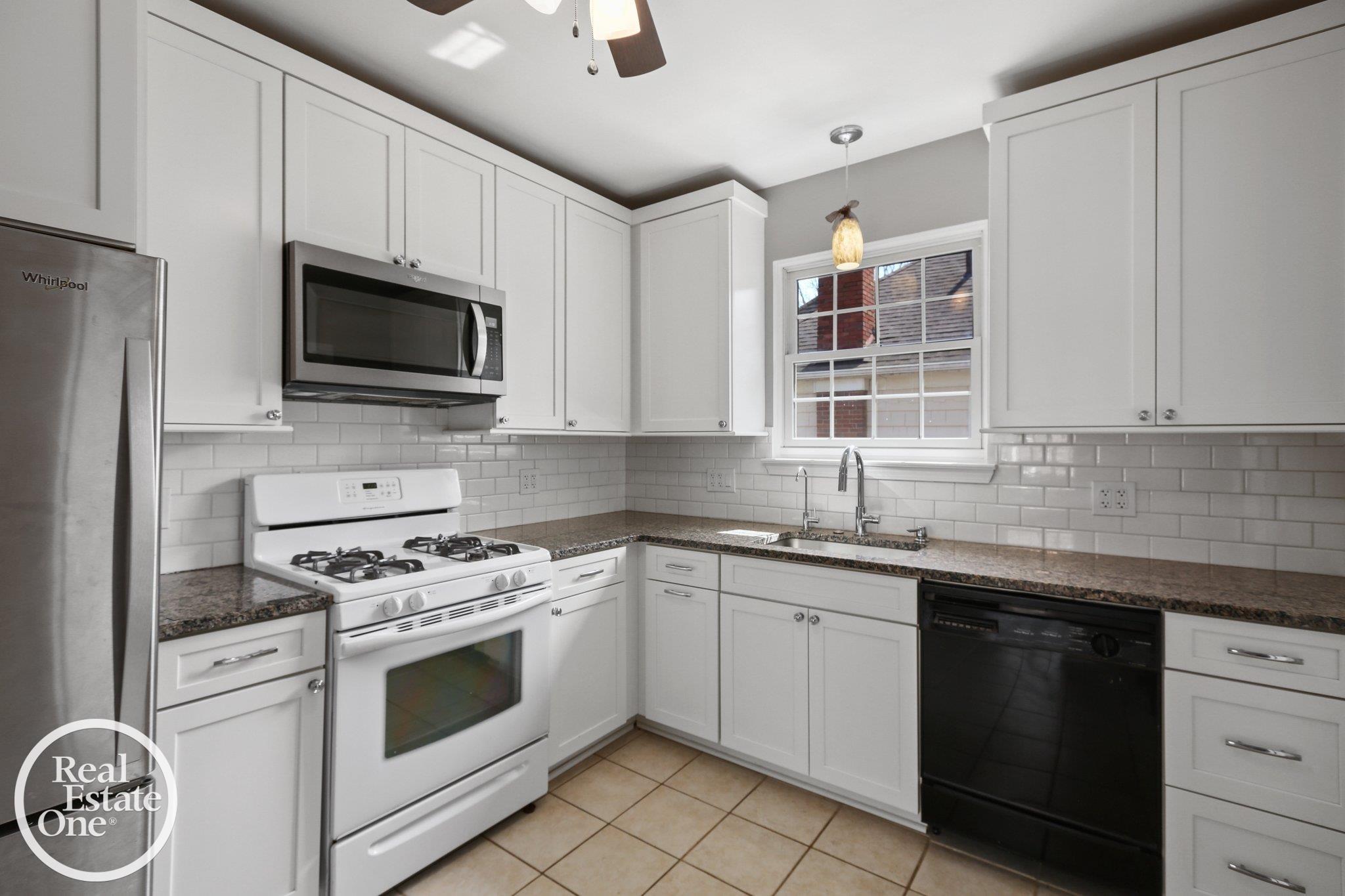 897 Rivard Boulevard Grosse Pointe, MI 48230 - Photo 29 of 42 50212858-572420e5-0c2c-4c0a-8378-d12b59953d6d.JPG