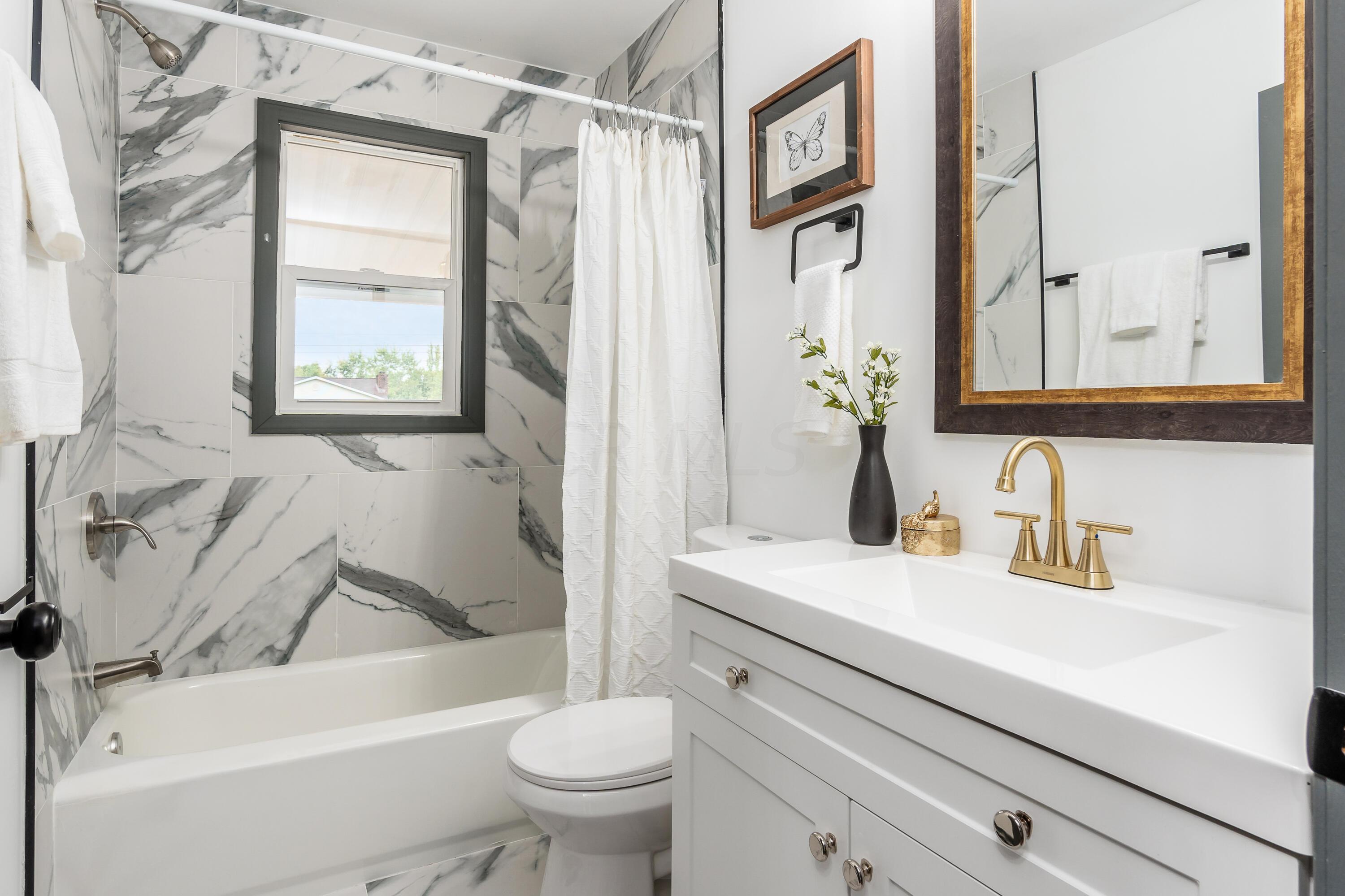 687 Colton Road Columbus, OH 43207 - Photo 21 of 53 1st Floor Bathroom