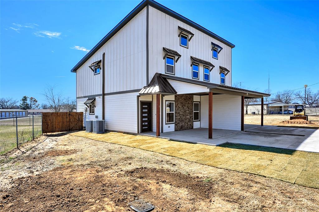 1304 Country Road Whitesboro, TX 76273 - Photo 2 of 28 Gallery Image 2
