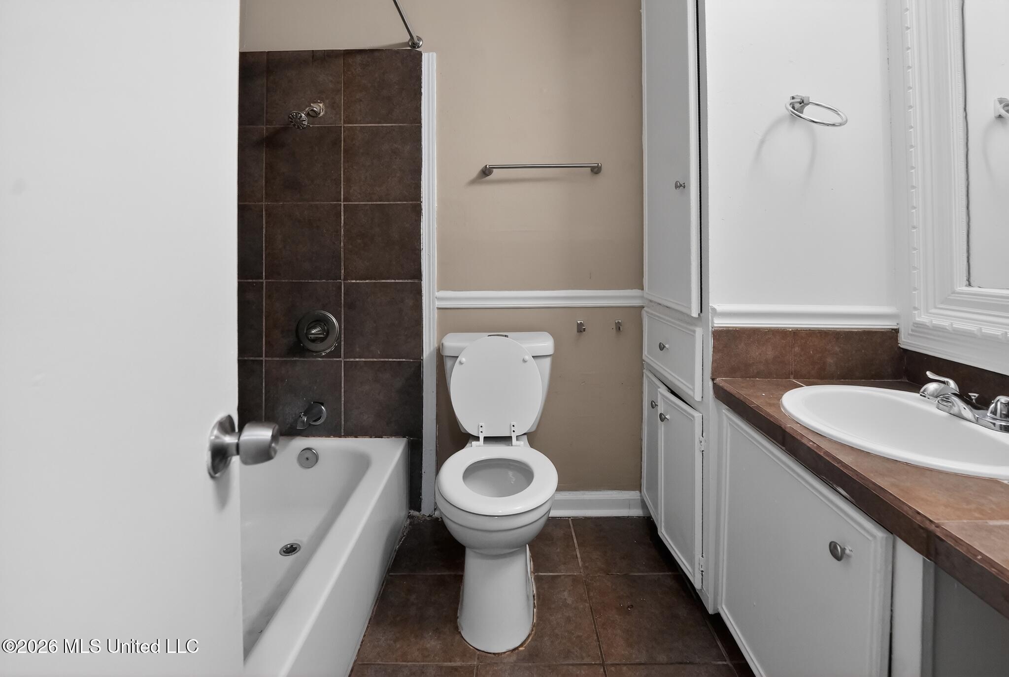 206 Valley Ridge Drive Jackson, MS 39206 - Photo 32 of 34 32_206_Valley_Ridge_Dr-Bathroom-8023