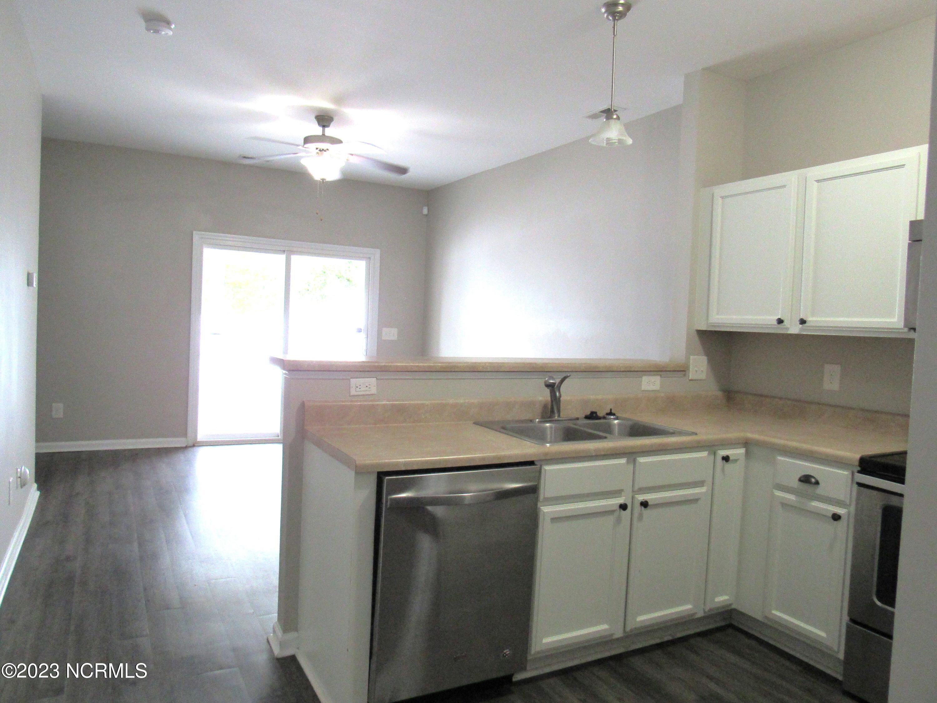 266 Caldwell Loop Jacksonville, NC 28546 - Photo 4 of 23 Living area