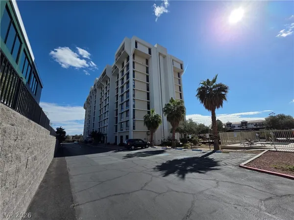 $1,350 | 3930 South University Center Drive, Unit 901, Las Vegas, NV 89119