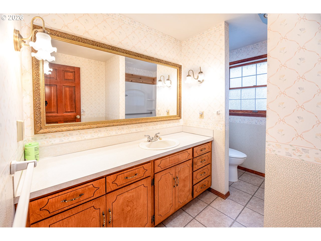 89805 Sprague Road Eugene, OR 97408 - Photo 23 of 48 a bathroom with a sink a toilet and a mirror