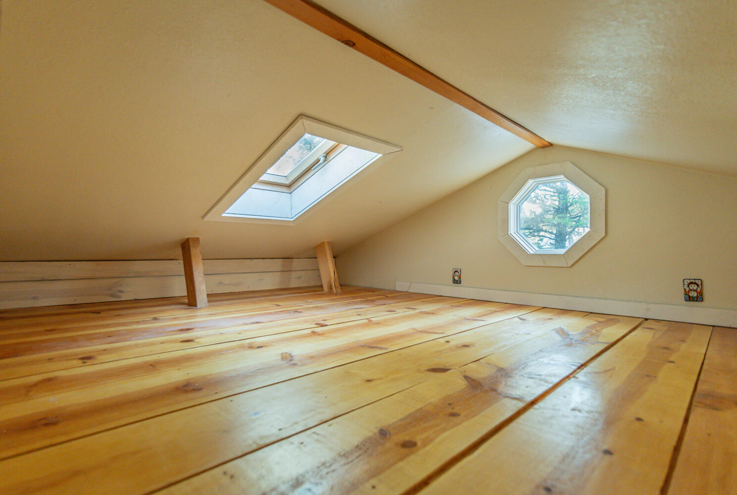 21122 Tumalo Road Bend, OR 97703 - Photo 14 of 41 Loft inside house