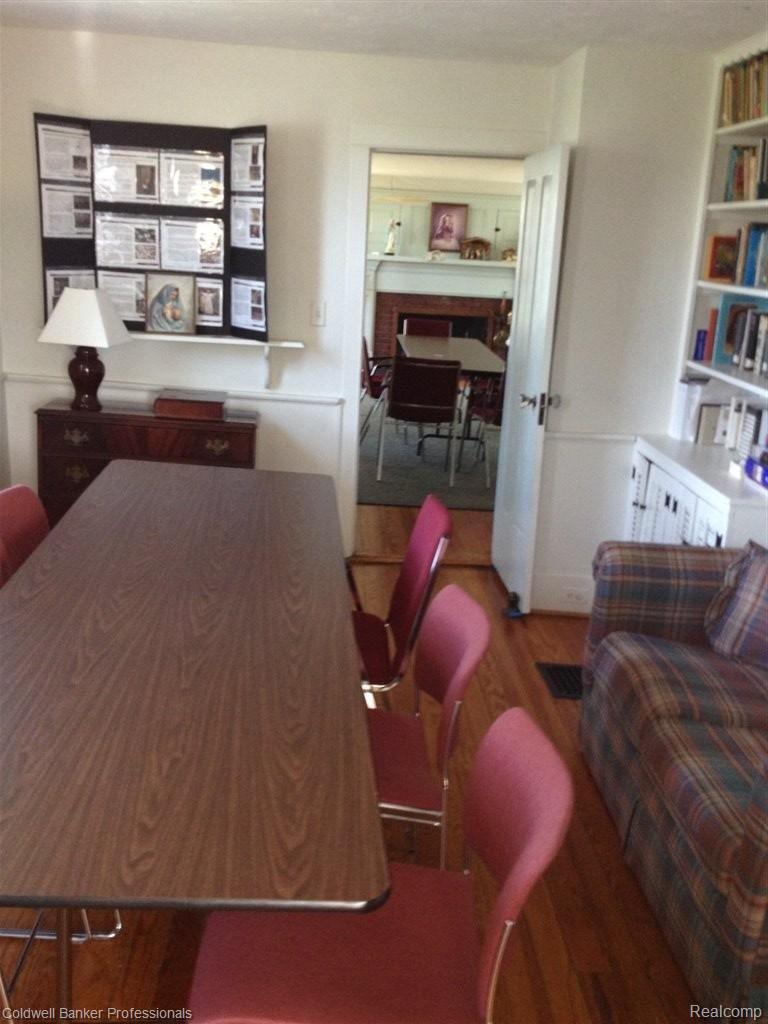 778 East Square Lake Road Bloomfield Hills, MI 48304 - Photo 7 of 20 living.JPG