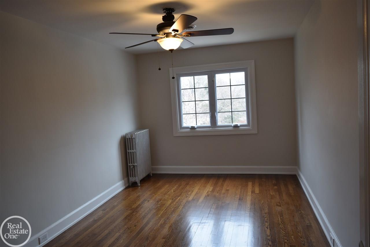 552 Cadieux Road Grosse Pointe, MI 48230 - Photo 37 of 51 31340987-36.JPG