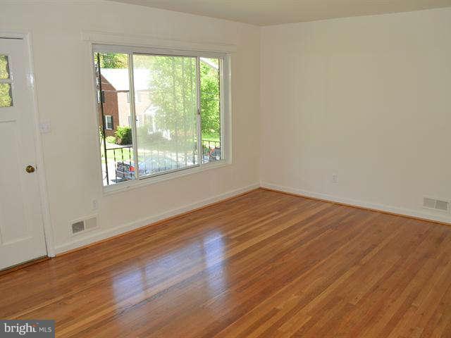 414 Penwood Road Silver Spring, MD 20901 - Photo 3 of 17 Living Room