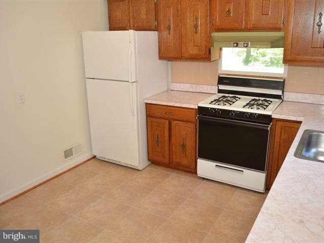 414 Penwood Road Silver Spring, MD 20901 - Photo 7 of 17 Kitchen