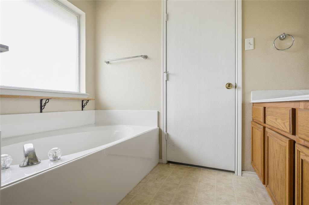 100 Pinnacle Circle Aledo, TX 76008 - Photo 17 of 30 a bathroom with a bathtub and a sink