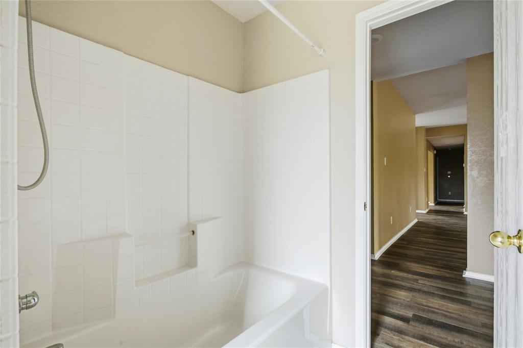 100 Pinnacle Circle Aledo, TX 76008 - Photo 23 of 30 a bathroom with a bathtub