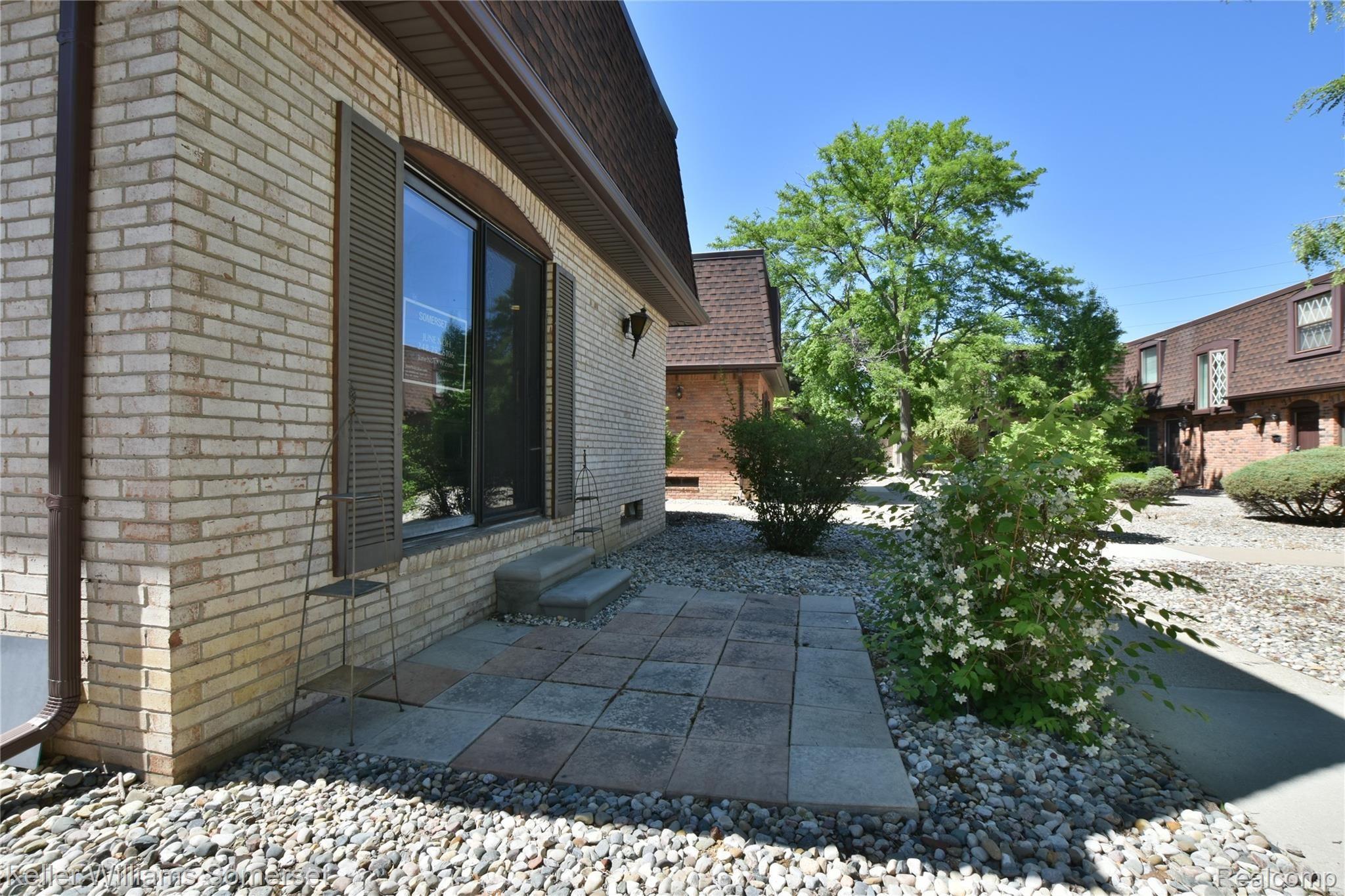 5075 Crooks Road, Unit 12 Royal Oak, MI 48073 - Photo 19 of 22 Patio w/new door steps