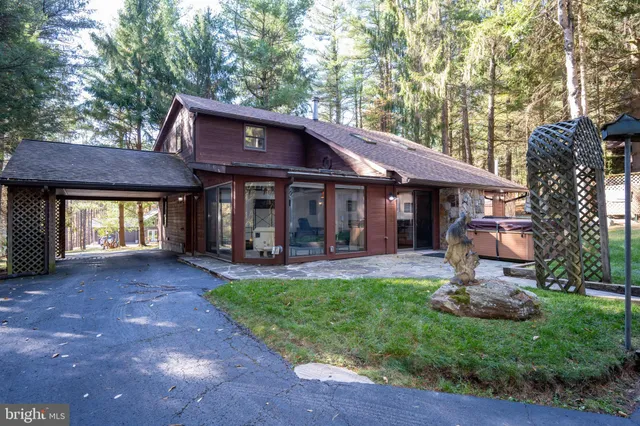 a view of a house with backyard and garden