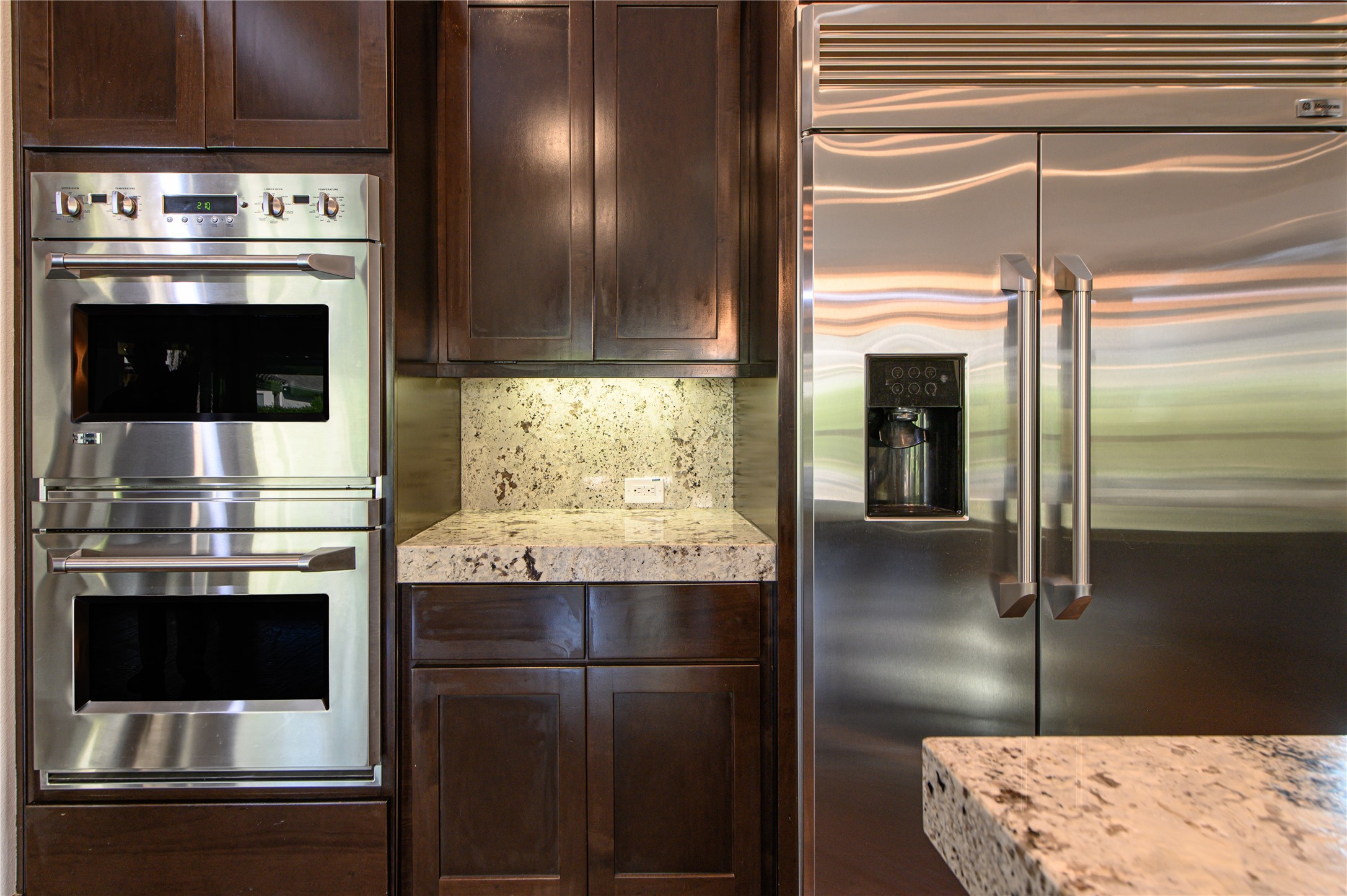 30 Freestone Stream Place Spring, TX 77389 - Photo 20 of 43 DOUBLE OVENS AND HIGH END REFRIGERATOR