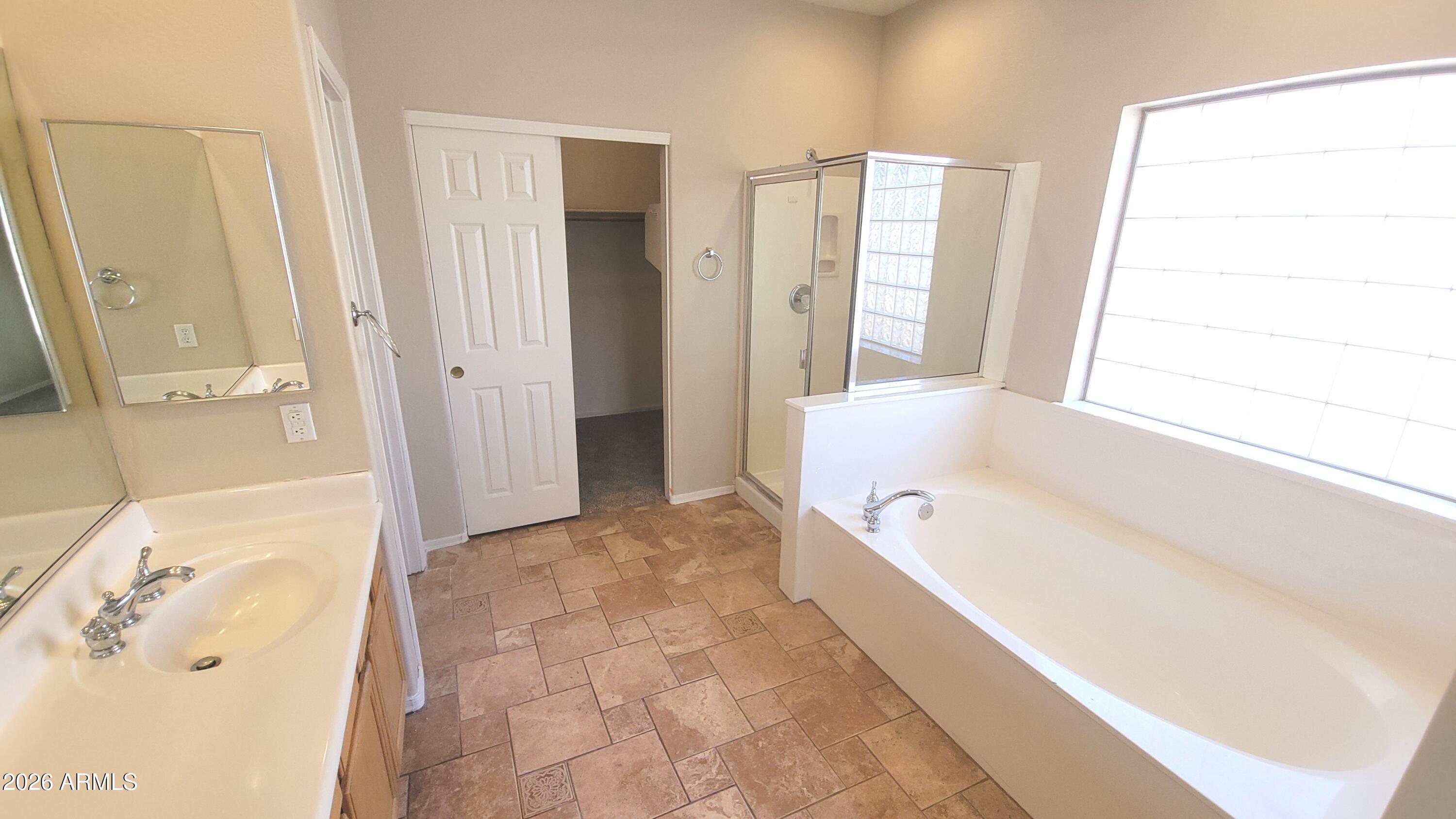 915 East Hearn Road Phoenix, AZ 85022 - Photo 15 of 26 Hearn Mst Bath 2