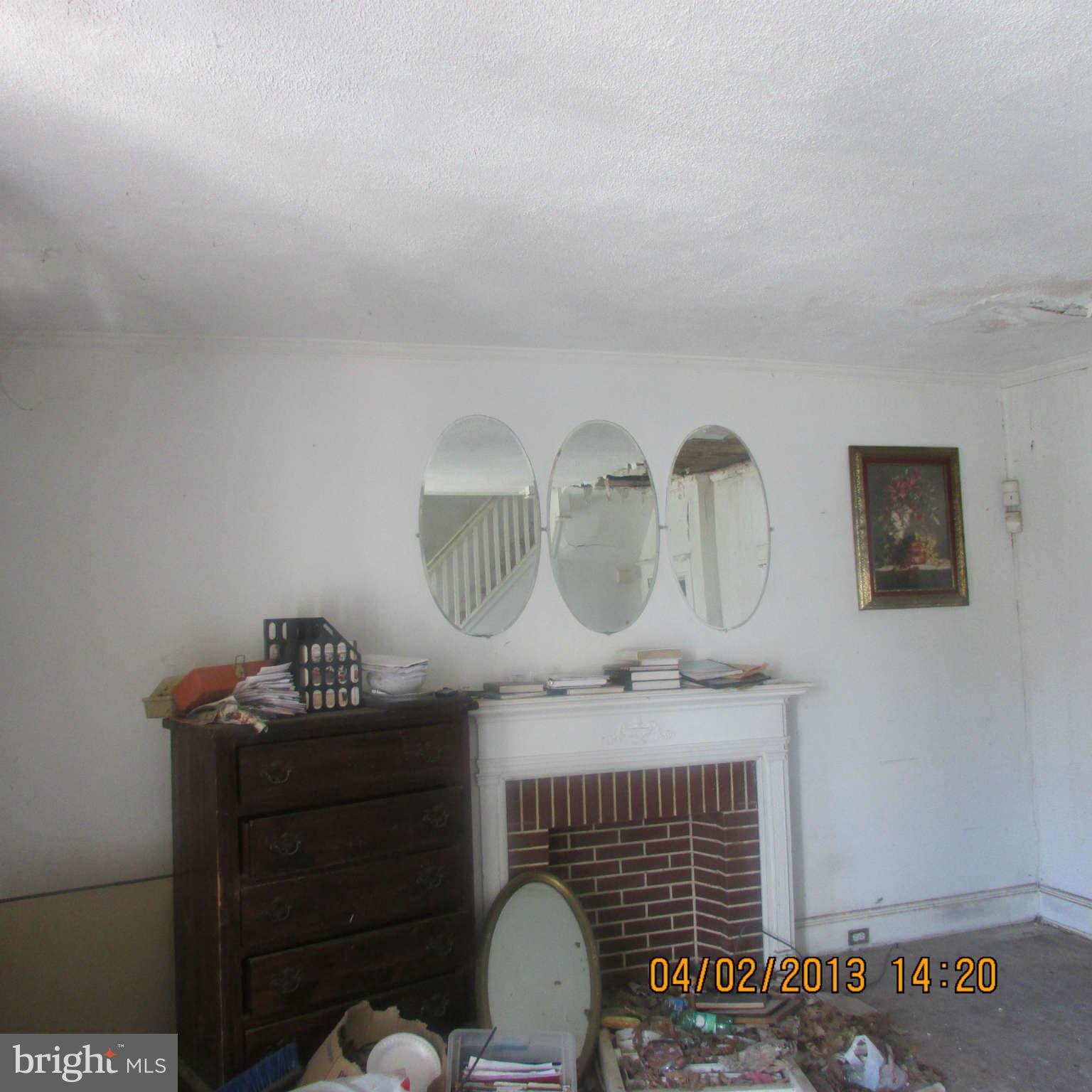4016 Fairfax Road Baltimore, MD 21216 - Photo 3 of 30 Living Room